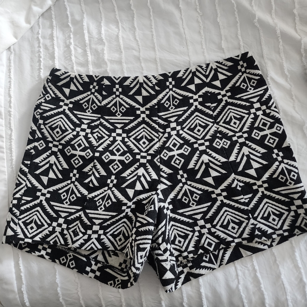 Gianni Bini Black and White Patterned  Shorts Medium